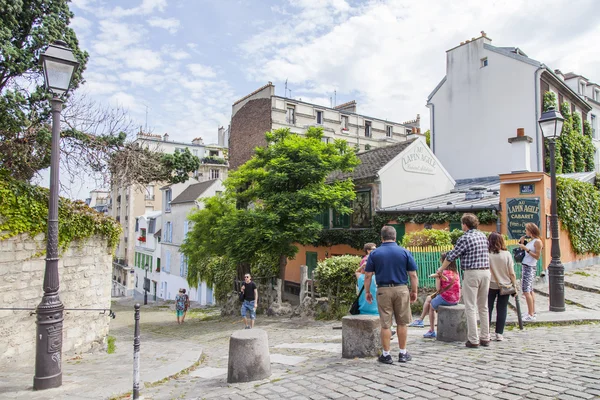 PARIS, FRANÇA, em 8 de julho de 2016. Uma vista urbana, a pitoresca rua velha em Montmartre — Fotografia de Stock