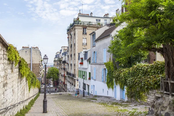 París, Francia, 8 de julio de 2016. Una vista urbana, la pintoresca calle antigua de Montmartre — Foto de Stock