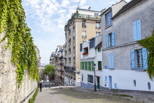 PARIS, FRANCE, le 8 juillet 2016. Une vue urbaine, la vieille rue pittoresque de Montmartre — Photo