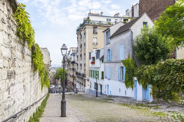 PARIS, FRANÇA, em 8 de julho de 2016. Uma vista urbana, a pitoresca rua velha em Montmartre — Fotografia de Stock