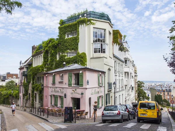 Париж, Франция, 8 июля 2016 г. Городской вид, живописная старая улица на Монмартре — стоковое фото