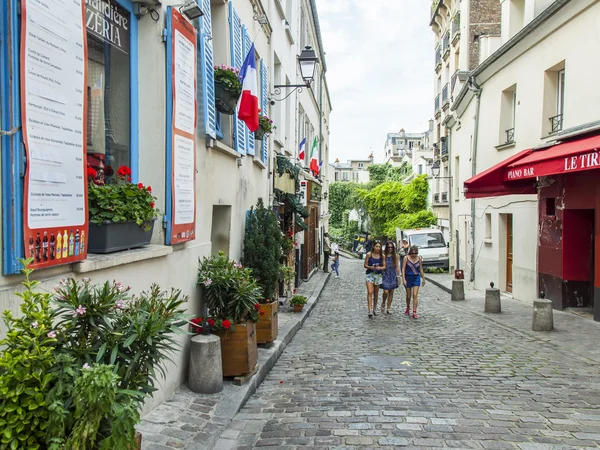 PARIS, FRANCE, on JULY 8, 2016. An urban view, the picturesque old street on Montmartre — Stock Photo, Image