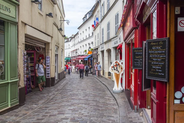 PARIS, FRANÇA, em 8 de julho de 2016. Uma vista urbana, a pitoresca rua velha em Montmartre — Fotografia de Stock