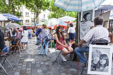 Paris, Fransa, 8 Temmuz 2016 tarihinde. Montmartre, sanatçılar ve turistler Tertr Meydanı'nda