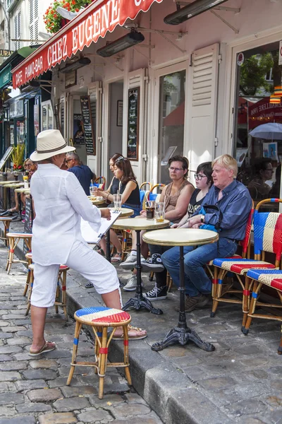 PARIGI, FRANCIA, il 8 LUGLIO 2016. Montmartre, artisti e turisti in Piazza Tertr — Foto Stock
