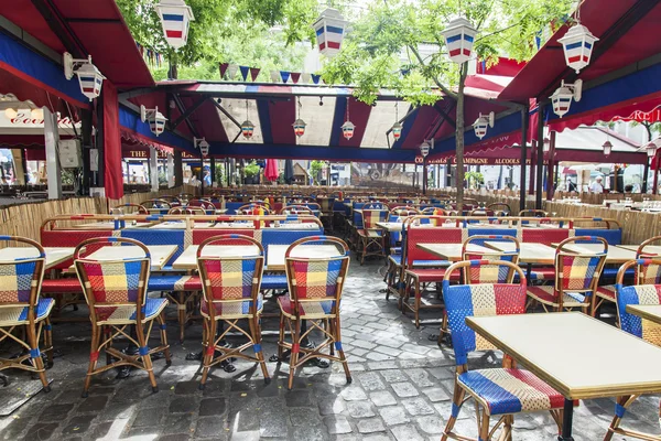 Paris, Frankreich, am 8. Juli 2016. montmartre, malerisches Café wird Besucher empfangen — Stockfoto