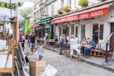 Paris, Fransa, 8 Temmuz 2016 tarihinde. Montmartre, sanatçılar ve turistler Tertr Meydanı'nda