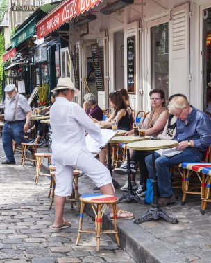 Paris, Fransa, 8 Temmuz 2016 tarihinde. Montmartre, sanatçılar ve turistler Tertr Meydanı'nda