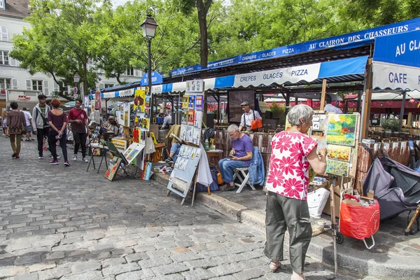 Paříž, Francie, 8. července 2016. Montmartre, umělci a turisté na náměstí Tertr — Stock fotografie