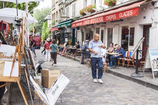 París, Francia, 8 de julio de 2016. Montmartre, la gente come y descansa detrás de mesitas de café en la acera — Foto de Stock