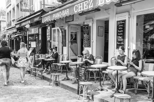Paříž, Francie, 8. července 2016. Montmartre, lidé jedí a odpočívej za malými stoly na chodníku — Stock fotografie