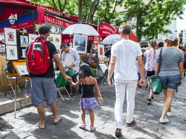 Paris, Fransa, 8 Temmuz 2016 tarihinde. Montmartre, sanatçılar ve turistler Tertr Meydanı'nda — Stok fotoğraf