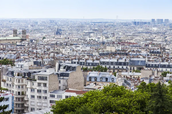 Paříž, Francie, 8. července 2016. Montmartre. Pohled na město od průzkumu platformě — Stock fotografie