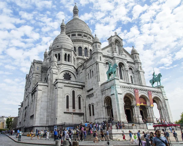Parijs, Frankrijk, op 8 juli 2016. Een van de belangrijkste bezienswaardigheden van de stad - de basiliek Sakre-Kyor op de heuvel Montmartre, een symbool van Parijs. Architecturale fragment — Stockfoto