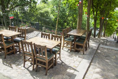   Paris, Fransa, 8 Temmuz 2016 tarihinde. Montmartre yamacında bir merdiven üzerinde pitoresk kafe