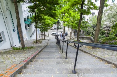   Paris, Fransa, 8 Temmuz 2016 tarihinde. Montmartre yamacında pitoresk merdiven