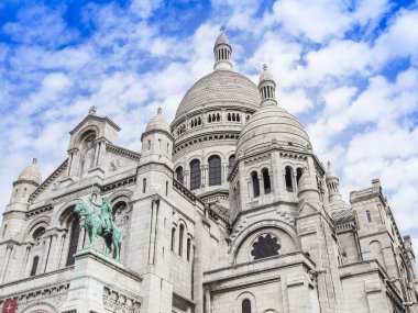 8 Temmuz 2016 üzerinde Paris, Fransa. Bir şehir - Basilica Sakre-Kyor Montmartre, Paris sembolü tepede ana manzaraları. Mimari parça