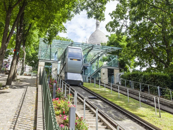 París, Francia, 8 de julio de 2016. El funicular en una colina Montmartre pendiente —  Fotos de Stock