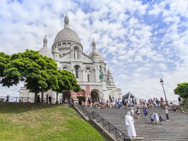 PARIS, FRANCE, on JULY 8, 2016. One of the main sights of the city - the Basilica Sakre-Kyor on the hill Montmartre, a symbol of Paris. — Stock Photo, Image