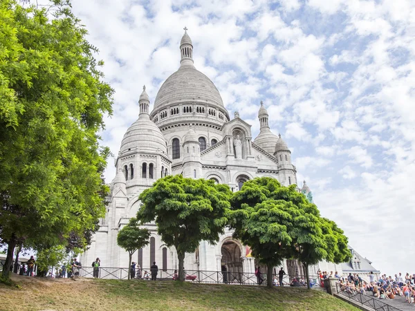 Parijs, Frankrijk, op 8 juli 2016. Een van de belangrijkste bezienswaardigheden van de stad - de basiliek Sakre-Kyor op de heuvel Montmartre, een symbool van Parijs. — Stockfoto