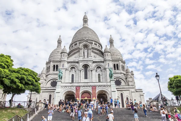 PARIS, FRANCE, on JULY 8, 2016. One of the main sights of the city - the Basilica Sakre-Kyor on the hill Montmartre, a symbol of Paris. — Stock Photo, Image