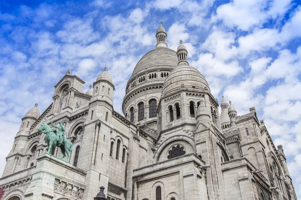 Paris, Frankrike, den 8 juli 2016. En av de främsta sevärdheterna i staden - den Basilica Sakre-Kyor på kullen Montmartre, en symbol för Paris. Arkitektoniska fragment — Stockfoto