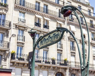 Paris, Fransa, üzerinde 10 Temmuz 2016. Tarihi bina çevresinde tipik bir kentsel manzara. Metro girişine