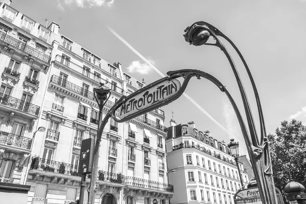 Paris, franz, am 10. juli 2016. ein typischer städtebaulicher anblick rund um ein historisches gebäude. Eingang zur U-Bahn — Stockfoto