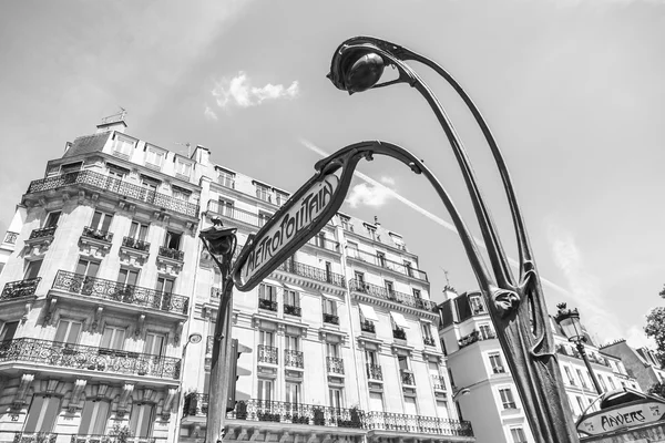 Paris, Fransa, üzerinde 10 Temmuz 2016. Tarihi bina çevresinde tipik bir kentsel manzara. Metro girişine — Stok fotoğraf