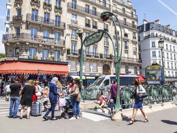PARIS, FRANÇA, em 8 de julho de 2016. Vista urbana típica. Os pedestres descem a rua perto de uma entrada para o metrô, a estação Anvers — Fotografia de Stock