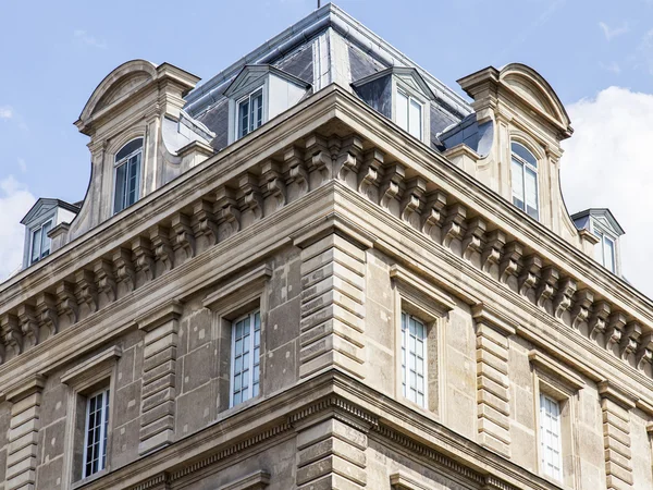 PARIS, FRANCE, on JULY 11, 2016. Typical city architecture. Building facade fragment — Stock Photo, Image