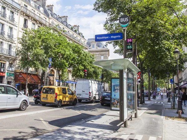 PARIS, FRANCE, le 8 juillet 2016. Une vue urbaine, l'arrêt de bus sur la rue animée — Photo