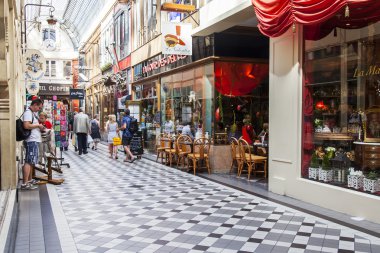 8 Temmuz 2016 üzerinde Paris, Fransa. İç tipik bir Paris geçiş. İnsanlar yürümek