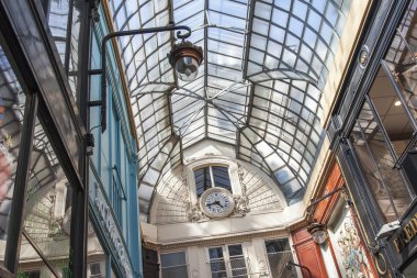 8 Temmuz 2016 üzerinde Paris, Fransa. Tipik Paris geçiş. Bir iç antik detayları