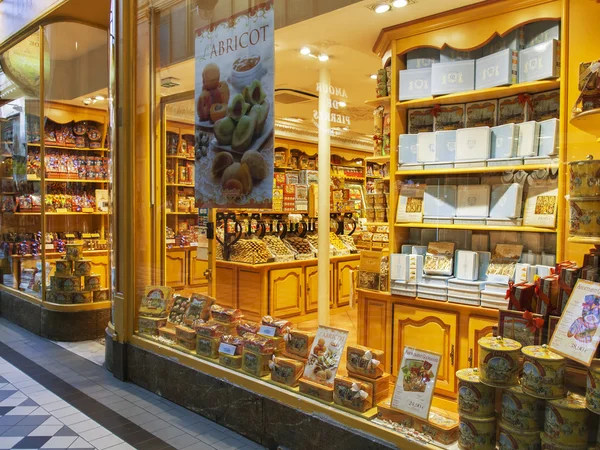Parijs, Frankrijk, op 8 juli 2016. Typische Parijse doorgang. De oude traditionele winkel verwacht kopers — Stockfoto