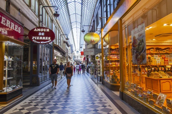 Paříž, Francie, 8. července 2016. Interiér typické pařížské pasáže. Lidé chodí — Stock fotografie