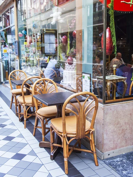 Paryż, Francja, zm. 8 lipca 2016. Wnętrze typowo paryskich przejście. Ludzie odpocząć i zjeść posiłek w kawiarni — Zdjęcie stockowe