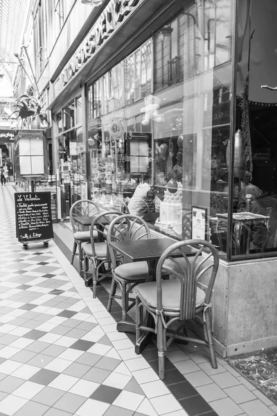 París, Francia, 8 de julio de 2016. Interior de un pasaje típico parisino. La gente descansa y come en un pintoresco café — Foto de Stock