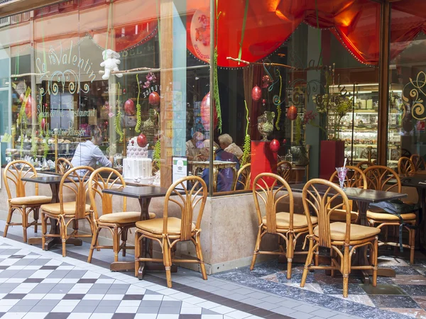 8 Temmuz 2016 üzerinde Paris, Fransa. İç tipik bir Paris geçiş. İnsanlar biraz dinlen ve pitoresk kafede yemek — Stok fotoğraf