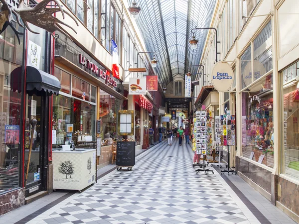 PARIS, FRANÇA, em 8 de julho de 2016. Interior de uma típica passagem parisiense. As pessoas andam — Fotografia de Stock