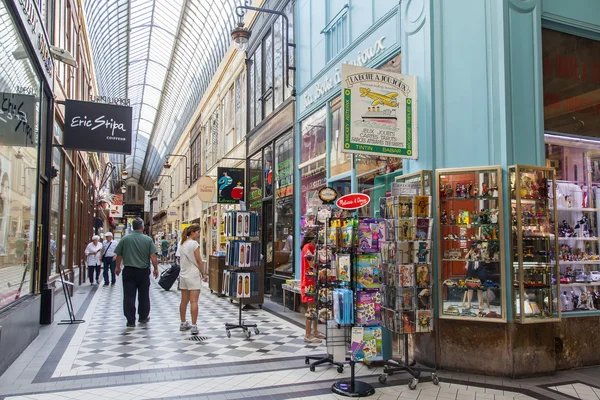 París, Francia, 8 de julio de 2016. Interior de un pasaje típico parisino. La gente camina — Foto de Stock