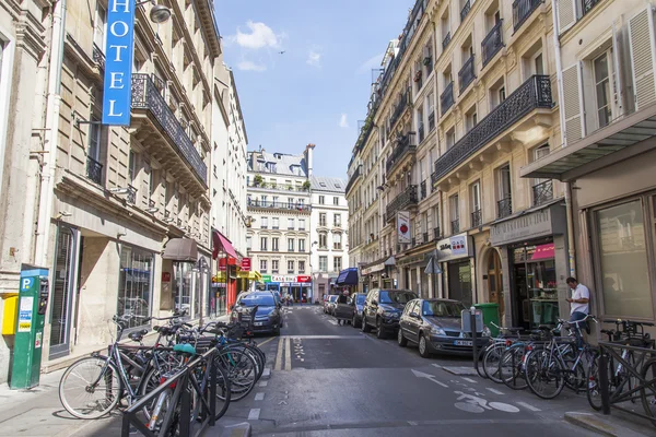 París, Francia, 8 de julio de 2016. La típica calle pintoresca en una parte histórica de la ciudad —  Fotos de Stock