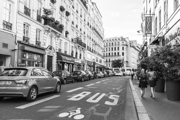París, Francia, 8 de julio de 2016. La típica calle pintoresca en una parte histórica de la ciudad —  Fotos de Stock