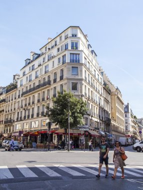 8 Temmuz 2016 üzerinde Paris, Fransa. Tipik pitoresk şehrin tarihsel bir parçası sokakta