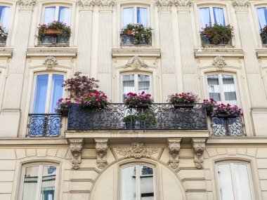 Paris, Fransa, 11 Temmuz 2016. Tipik şehir mimarisi. Bina cephe parçası