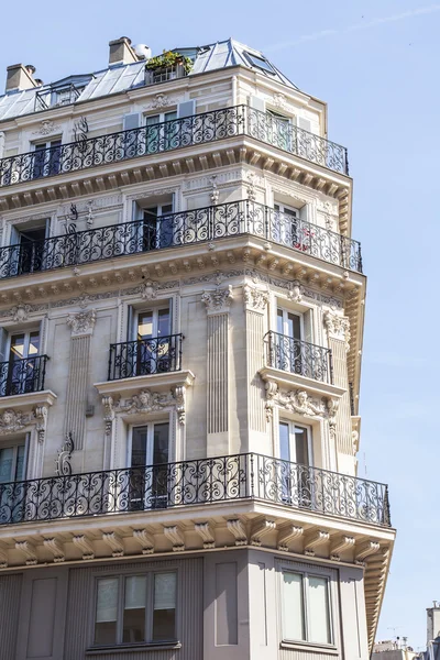 PARIGI, FRANCIA, il 11 LUGLIO 2016. Architettura tipica della città. Frammento facciata edificio — Foto Stock