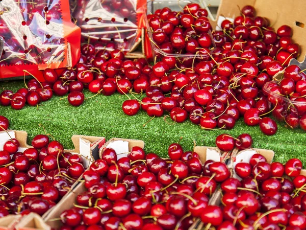 Reife rote Süßkirsche auf einer Ladentheke — Stockfoto