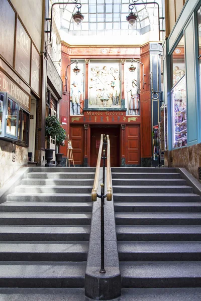 París, Francia, 8 de julio de 2016. Interior de un pasaje típico parisino . — Foto de Stock