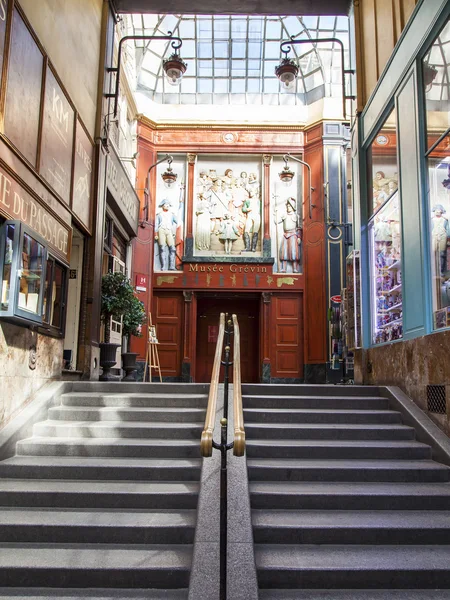 PARIS, FRANCE, on JULY 8, 2016. Interior of a typical Parisian passage. — Stock Photo, Image