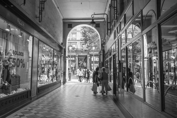 París, Francia, 8 de julio de 2016. Interior de un pasaje típico parisino. La gente camina — Foto de Stock